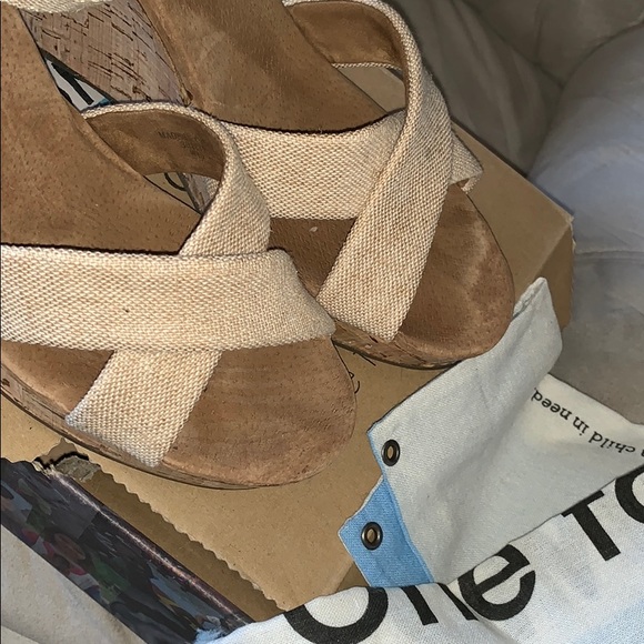 Toms Wedge Shoe - Picture 4 of 5